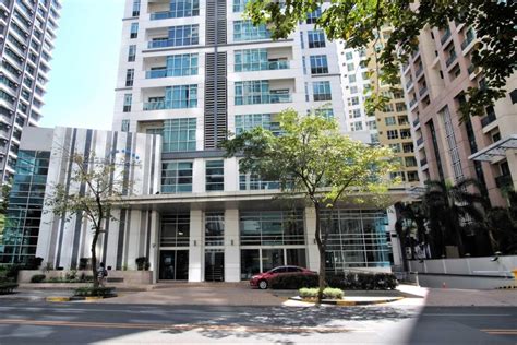 crescent park west bgc|The Crescent Park Residences.